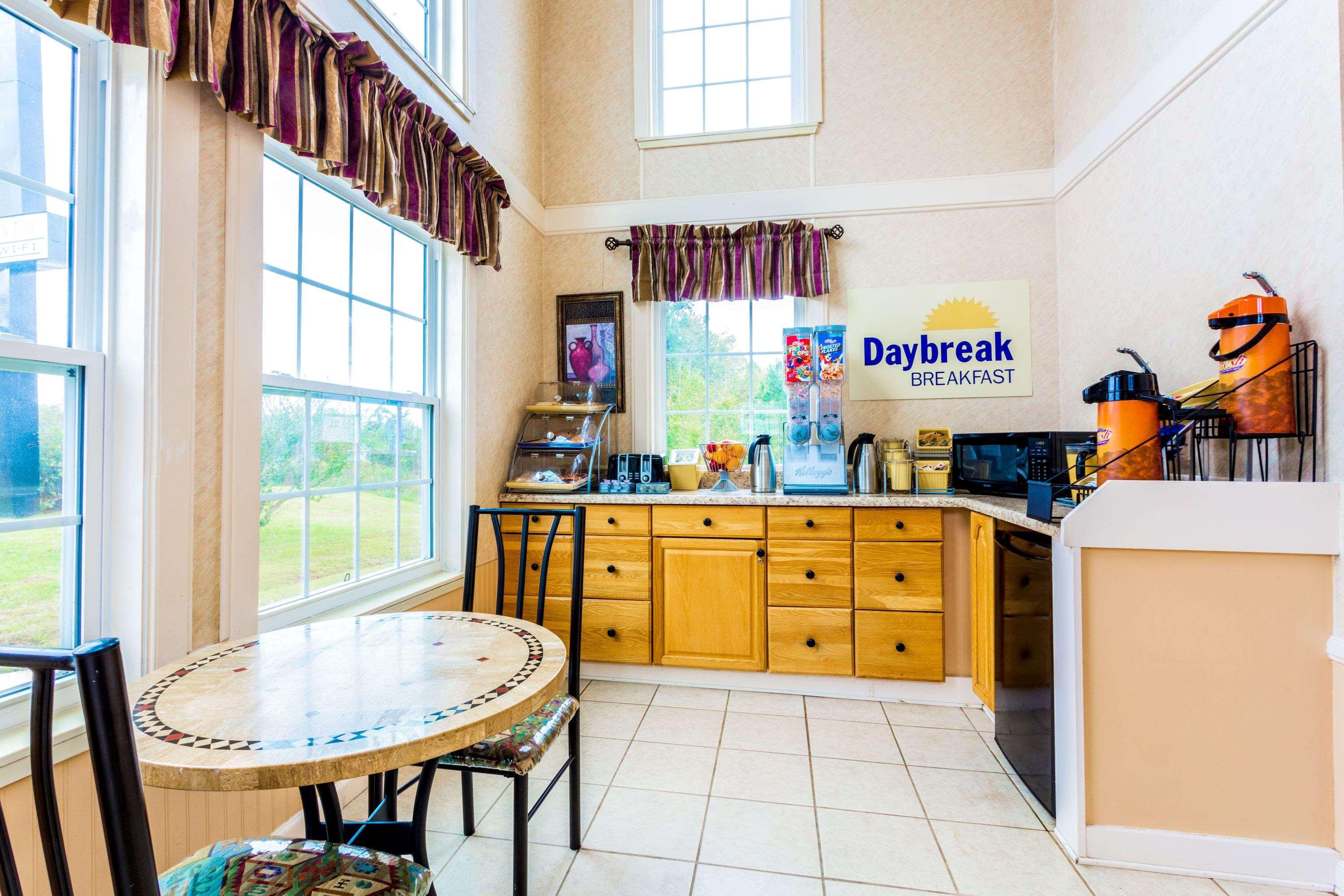 Days Inn By Wyndham Cornelia Exteriér fotografie